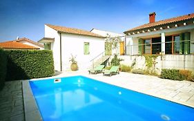 Spacious Villa In Parecag With A Swimming Pool